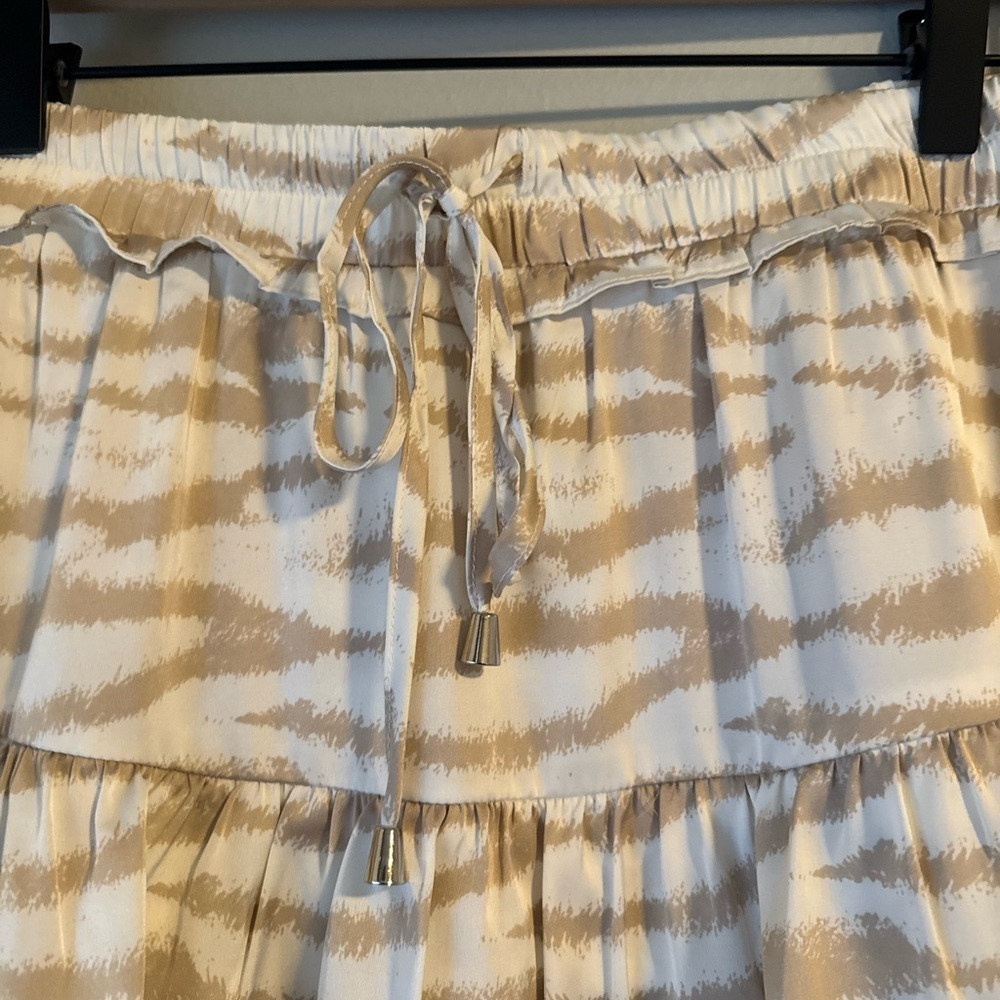 Entro Tiered Ruffled Cream and Tan Patterned Skort - Picture 2 of 6